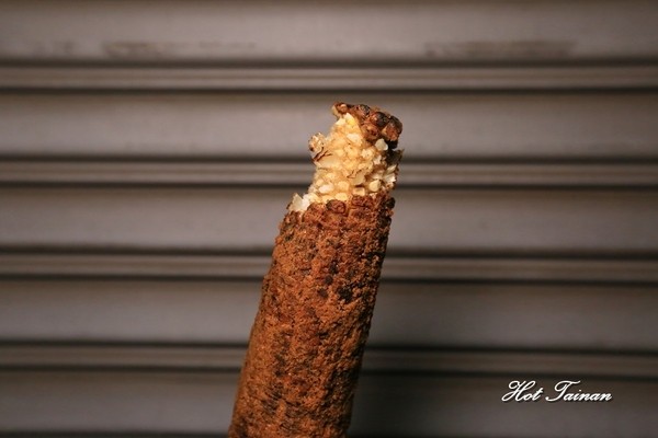 阿婆烤玉米：【嘉義美食】一定要排隊的銅板美食！渾厚烤工炭香味十足的阿婆烤玉米