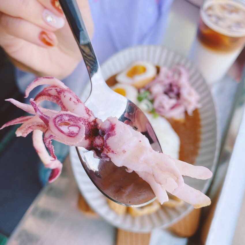 tuman café 圖們咖啡｜超chill美景咖啡｜基隆正濱漁港彩虹屋  在地小卷吉古拉入菜  蹦出創意好滋味