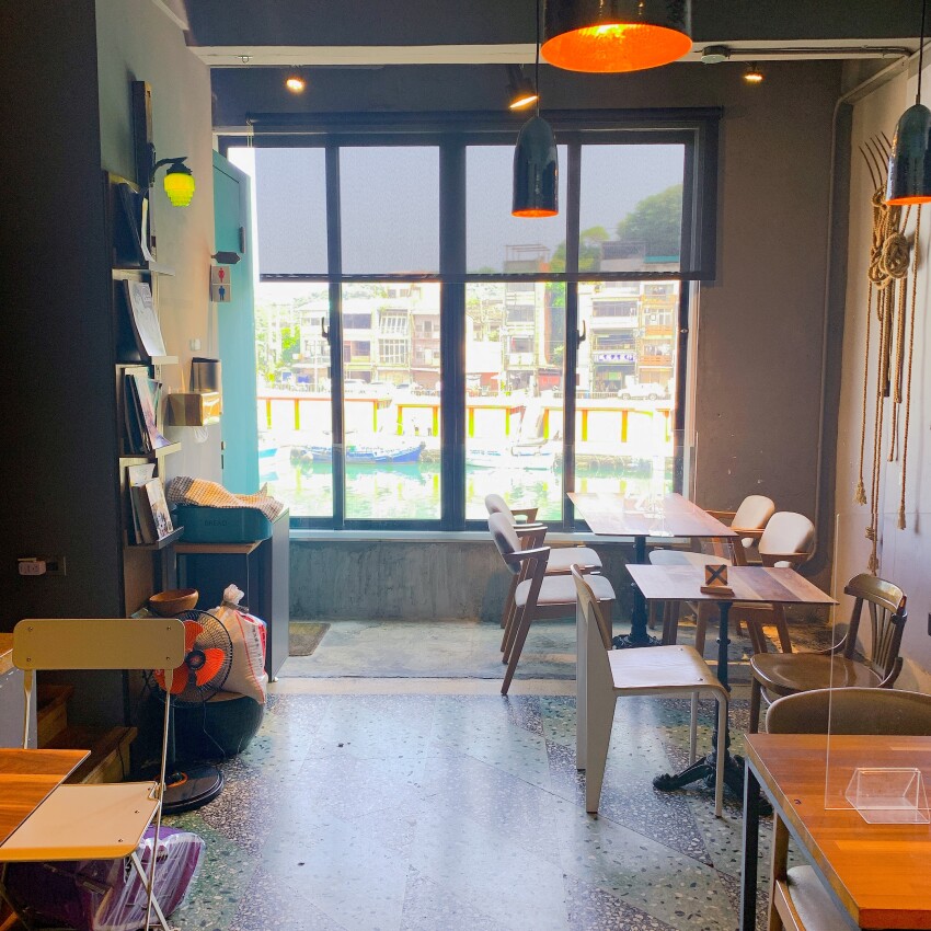 tuman café 圖們咖啡｜超chill美景咖啡｜基隆正濱漁港彩虹屋  在地小卷吉古拉入菜  蹦出創意好滋味