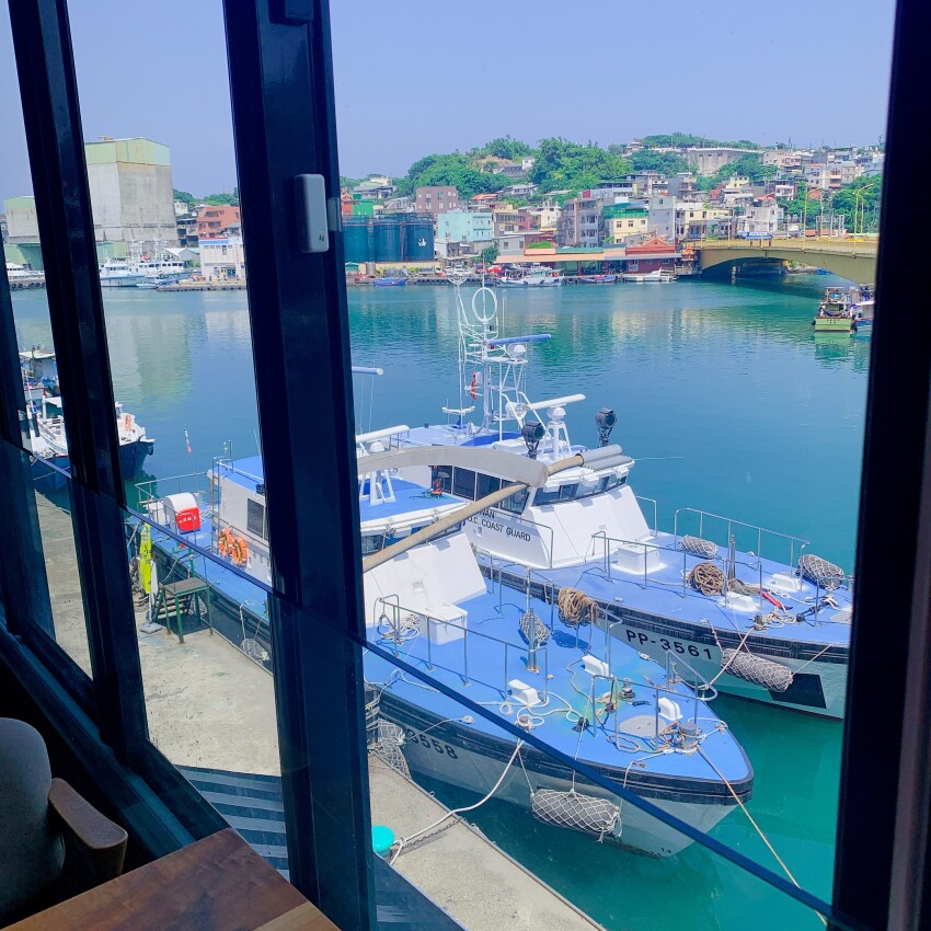 tuman café 圖們咖啡｜超chill美景咖啡｜基隆正濱漁港彩虹屋  在地小卷吉古拉入菜  蹦出創意好滋味