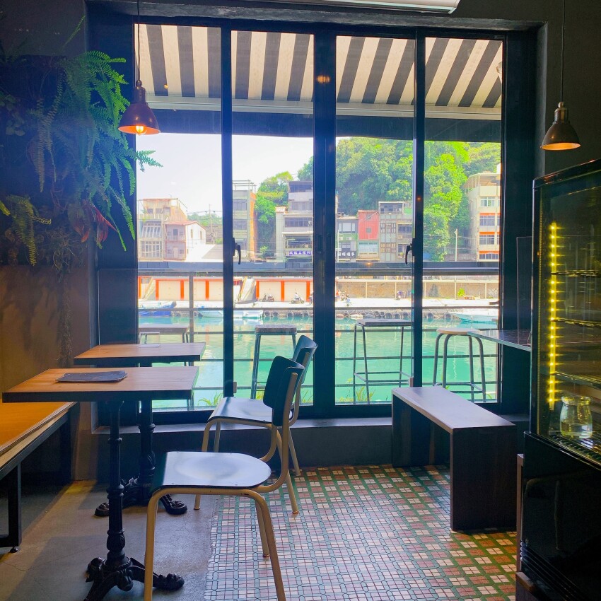 tuman café 圖們咖啡｜超chill美景咖啡｜基隆正濱漁港彩虹屋  在地小卷吉古拉入菜  蹦出創意好滋味
