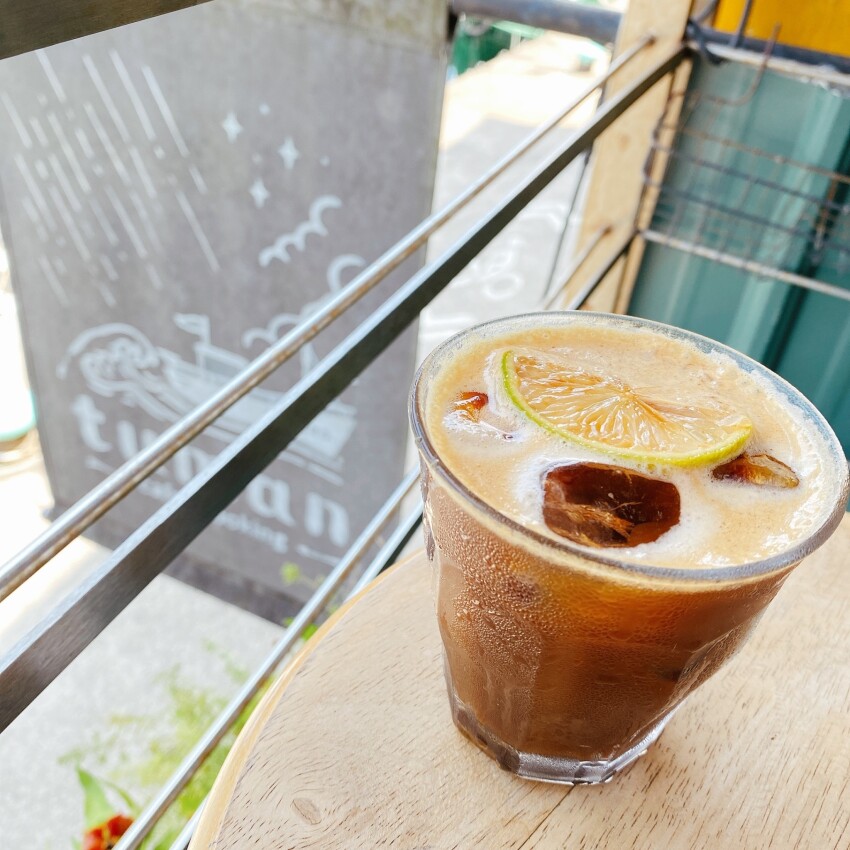 tuman café 圖們咖啡｜超chill美景咖啡｜基隆正濱漁港彩虹屋  在地小卷吉古拉入菜  蹦出創意好滋味