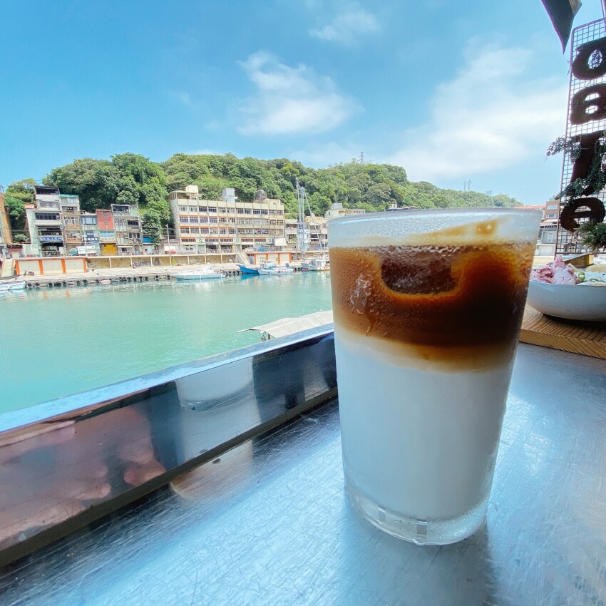 tuman café 圖們咖啡｜超chill美景咖啡｜基隆正濱漁港彩虹屋  在地小卷吉古拉入菜  蹦出創意好滋味