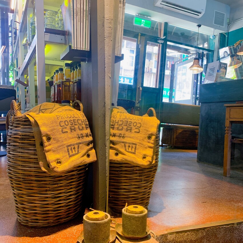 tuman café 圖們咖啡｜超chill美景咖啡｜基隆正濱漁港彩虹屋  在地小卷吉古拉入菜  蹦出創意好滋味