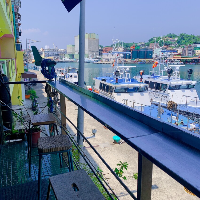 tuman café 圖們咖啡｜超chill美景咖啡｜基隆正濱漁港彩虹屋  在地小卷吉古拉入菜  蹦出創意好滋味