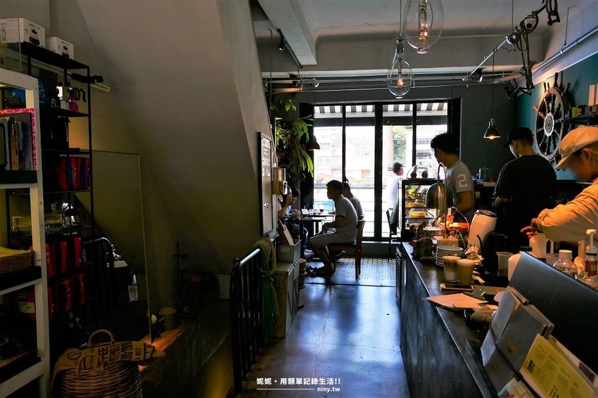 食記。基隆★藏身在彩虹屋內的圖們咖啡 有美味咖哩還能擁抱美麗港口景色 · 妮妮˙ˇ˙用類單記錄生活!!