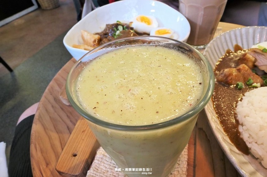 食記。基隆★藏身在彩虹屋內的圖們咖啡 有美味咖哩還能擁抱美麗港口景色 · 妮妮˙ˇ˙用類單記錄生活!!