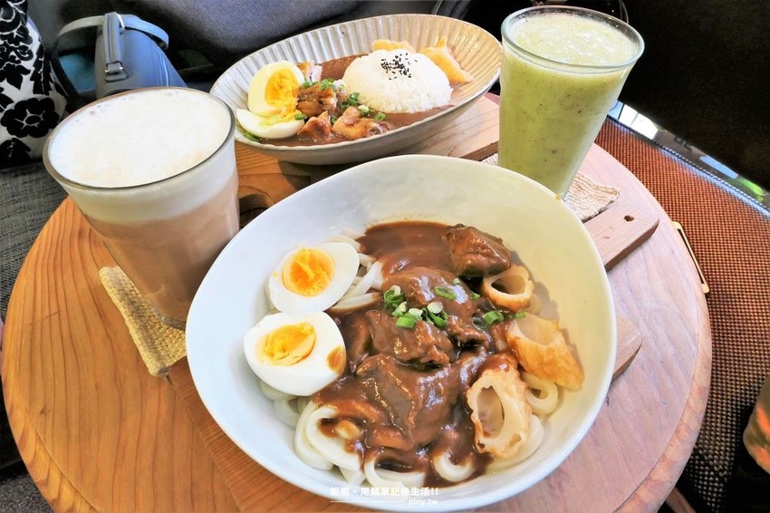 食記。基隆★藏身在彩虹屋內的圖們咖啡 有美味咖哩還能擁抱美麗港口景色 · 妮妮˙ˇ˙用類單記錄生活!!