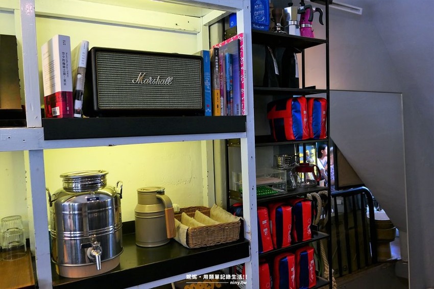 食記。基隆★藏身在彩虹屋內的圖們咖啡 有美味咖哩還能擁抱美麗港口景色 · 妮妮˙ˇ˙用類單記錄生活!!