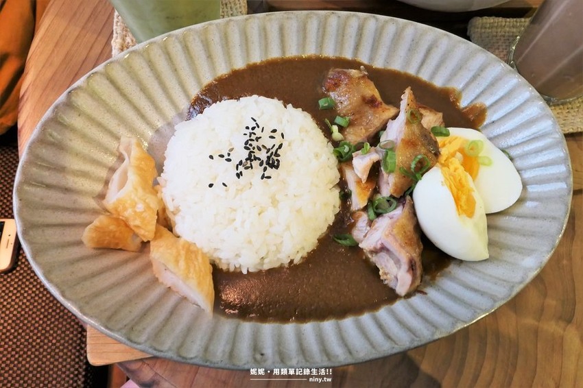 食記。基隆★藏身在彩虹屋內的圖們咖啡 有美味咖哩還能擁抱美麗港口景色 · 妮妮˙ˇ˙用類單記錄生活!!