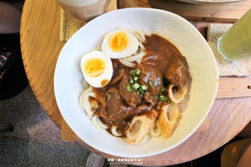 食記。基隆★藏身在彩虹屋內的圖們咖啡 有美味咖哩還能擁抱美麗港口景色 · 妮妮˙ˇ˙用類單記錄生活!!