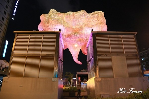 海安路藝術街：【台南景點】尋找遺落在地球上的隕石星球！海安路藝術造街2.0