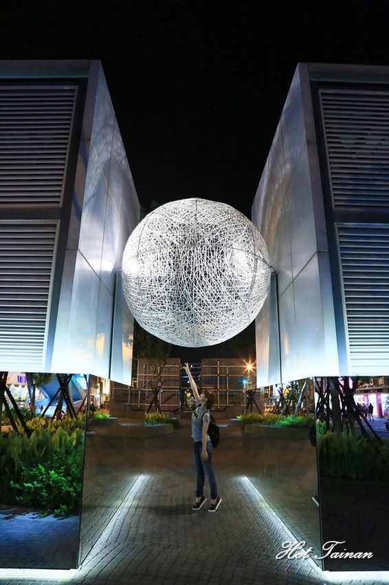 海安路藝術街：【台南景點】尋找遺落在地球上的隕石星球！海安路藝術造街2.0