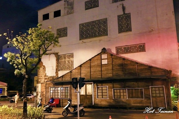 海安路藝術街：【台南景點】尋找遺落在地球上的隕石星球！海安路藝術造街2.0