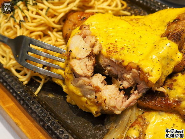 牛仔Beef炙燒牛排: 牛仔Beef炙燒牛排,一中街商圈內平價牛排,炙燒牛排好誘人,飲料小菜吃到飽~