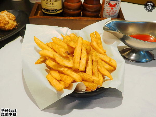 牛仔Beef炙燒牛排: 牛仔Beef炙燒牛排,一中街商圈內平價牛排,炙燒牛排好誘人,飲料小菜吃到飽~