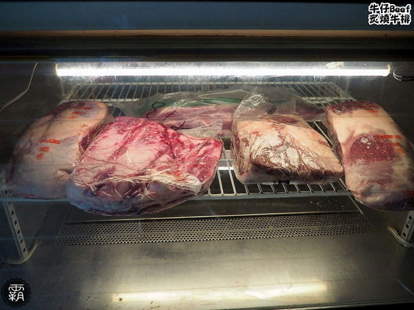 牛仔Beef炙燒牛排: 牛仔Beef炙燒牛排,一中街商圈內平價牛排,炙燒牛排好誘人,飲料小菜吃到飽~