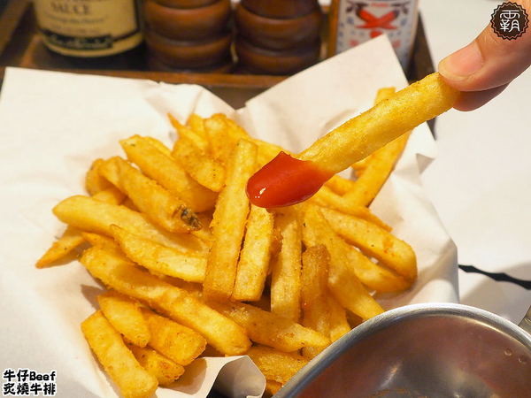 牛仔Beef炙燒牛排: 牛仔Beef炙燒牛排,一中街商圈內平價牛排,炙燒牛排好誘人,飲料小菜吃到飽~