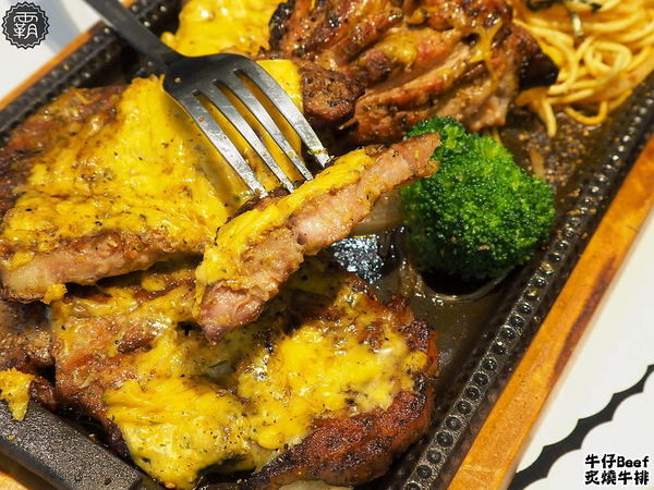 牛仔Beef炙燒牛排: 牛仔Beef炙燒牛排,一中街商圈內平價牛排,炙燒牛排好誘人,飲料小菜吃到飽~