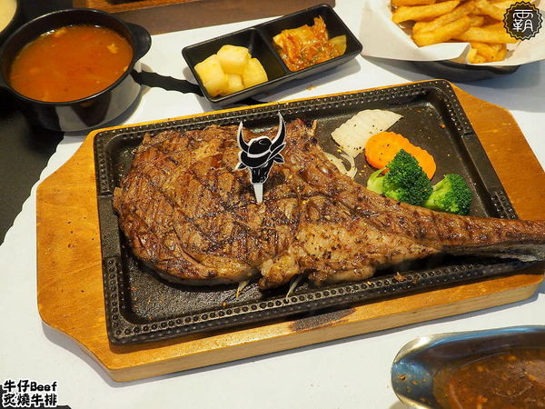 牛仔Beef炙燒牛排: 牛仔Beef炙燒牛排,一中街商圈內平價牛排,炙燒牛排好誘人,飲料小菜吃到飽~