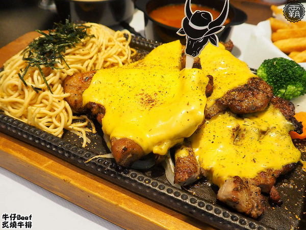 牛仔Beef炙燒牛排: 牛仔Beef炙燒牛排,一中街商圈內平價牛排,炙燒牛排好誘人,飲料小菜吃到飽~