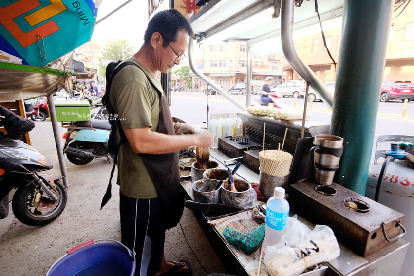 台中沙鹿│大炳烤玉米-直立式烘烤土玉米.就愛獨家口味醬料跟老闆用心的烘烤 - 藍色起士的美食主義