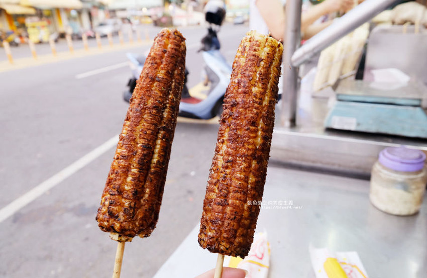 台中沙鹿│大炳烤玉米-直立式烘烤土玉米.就愛獨家口味醬料跟老闆用心的烘烤 - 藍色起士的美食主義