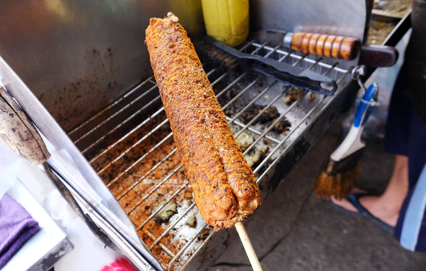 台中沙鹿│大炳烤玉米-直立式烘烤土玉米.就愛獨家口味醬料跟老闆用心的烘烤 - 藍色起士的美食主義