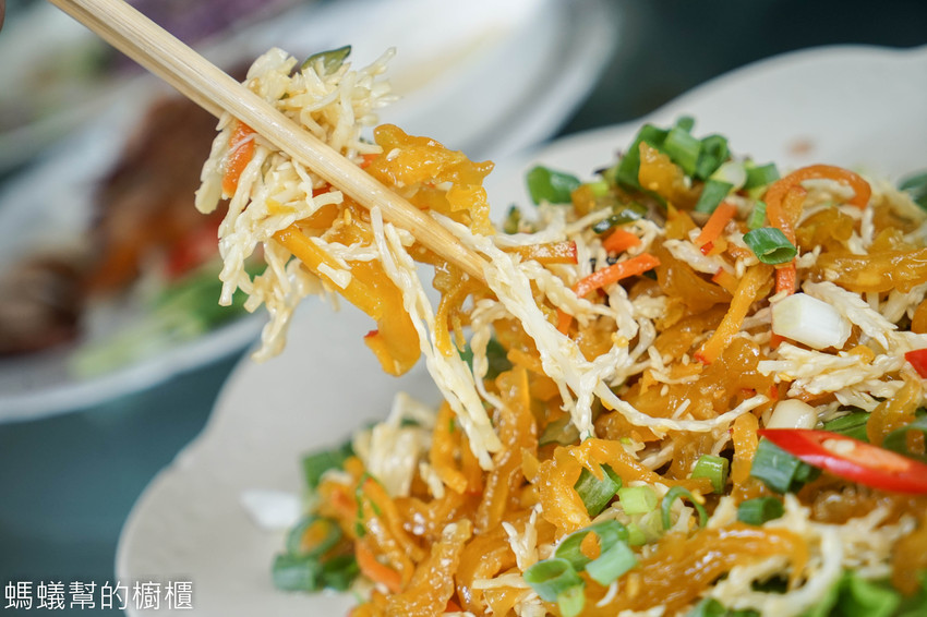 鹿谷省城甕缸雞 | 食尚玩家推薦鹿谷甕缸雞,外皮透光酥脆肉嫩汁多 !特色紫薯麵、自家製古早味鹹豬肉,鹿谷必吃美食餐廳。 - 螞蟻幫的櫥櫃