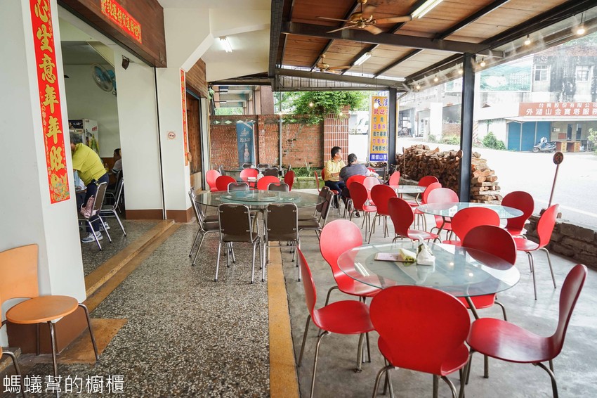 鹿谷省城甕缸雞 | 食尚玩家推薦鹿谷甕缸雞,外皮透光酥脆肉嫩汁多 !特色紫薯麵、自家製古早味鹹豬肉,鹿谷必吃美食餐廳。 - 螞蟻幫的櫥櫃