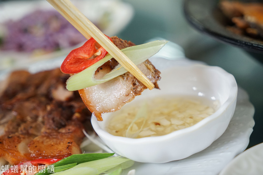 鹿谷省城甕缸雞 | 食尚玩家推薦鹿谷甕缸雞,外皮透光酥脆肉嫩汁多 !特色紫薯麵、自家製古早味鹹豬肉,鹿谷必吃美食餐廳。 - 螞蟻幫的櫥櫃