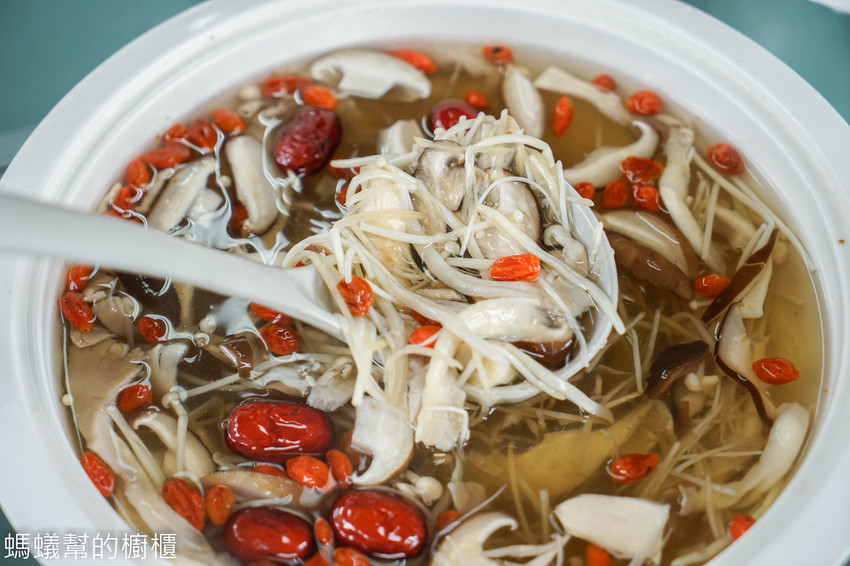 鹿谷省城甕缸雞 | 食尚玩家推薦鹿谷甕缸雞,外皮透光酥脆肉嫩汁多 !特色紫薯麵、自家製古早味鹹豬肉,鹿谷必吃美食餐廳。 - 螞蟻幫的櫥櫃