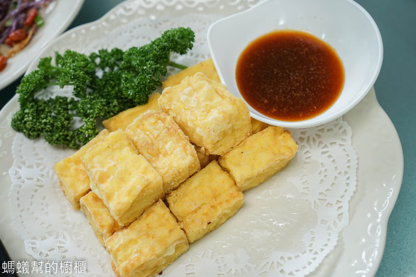 鹿谷省城甕缸雞 | 食尚玩家推薦鹿谷甕缸雞,外皮透光酥脆肉嫩汁多 !特色紫薯麵、自家製古早味鹹豬肉,鹿谷必吃美食餐廳。 - 螞蟻幫的櫥櫃