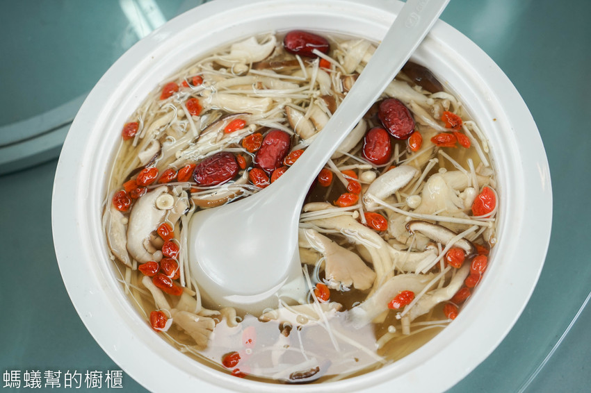 鹿谷省城甕缸雞 | 食尚玩家推薦鹿谷甕缸雞,外皮透光酥脆肉嫩汁多 !特色紫薯麵、自家製古早味鹹豬肉,鹿谷必吃美食餐廳。 - 螞蟻幫的櫥櫃