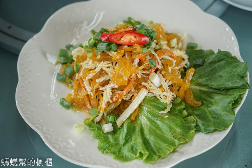 鹿谷省城甕缸雞 | 食尚玩家推薦鹿谷甕缸雞,外皮透光酥脆肉嫩汁多 !特色紫薯麵、自家製古早味鹹豬肉,鹿谷必吃美食餐廳。 - 螞蟻幫的櫥櫃