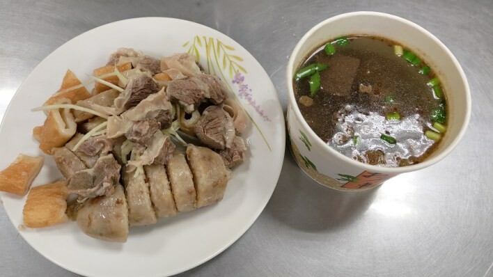 【基隆美食】孝三大腸圈 | 人氣銅板小吃、孝三路巷弄美食