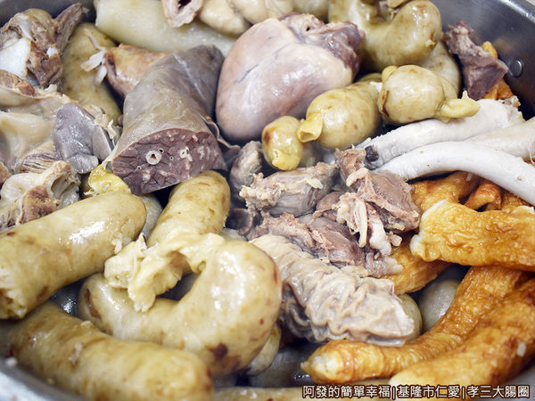 孝三大腸圈05-蒸鍋裡蒸好的各式豬內臟II.JPG