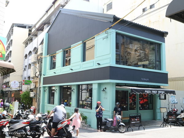 亞丁尼義式麵屋(逢甲店):台中美食│亞丁尼義式麵屋逢甲店〃台中平價好吃義大利麵推薦,還有復古英倫風裝潢也好好拍