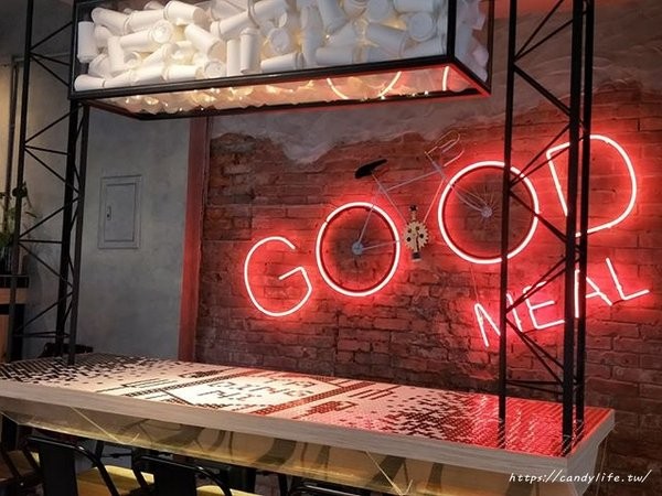 亞丁尼義式麵屋(逢甲店):台中美食│亞丁尼義式麵屋逢甲店〃台中平價好吃義大利麵推薦,還有復古英倫風裝潢也好好拍