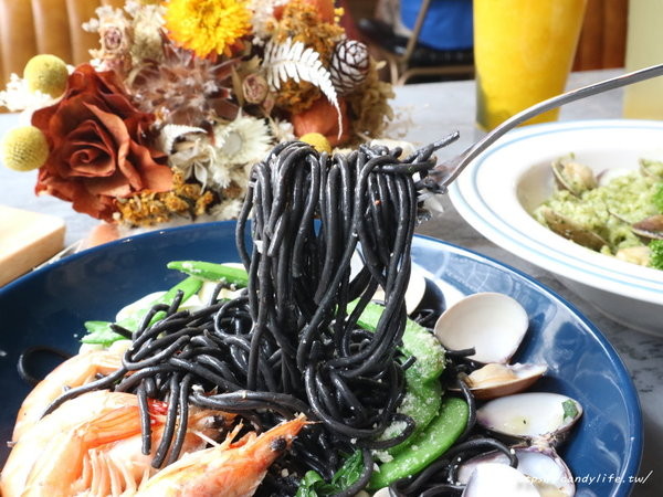 亞丁尼義式麵屋(逢甲店):台中美食│亞丁尼義式麵屋逢甲店〃台中平價好吃義大利麵推薦,還有復古英倫風裝潢也好好拍