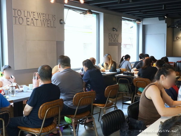 亞丁尼義式麵屋(逢甲店):台中美食│亞丁尼義式麵屋逢甲店〃台中平價好吃義大利麵推薦,還有復古英倫風裝潢也好好拍