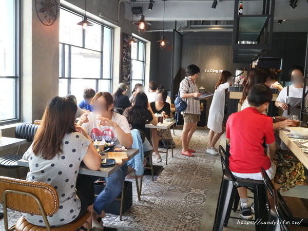 亞丁尼義式麵屋(逢甲店):台中美食│亞丁尼義式麵屋逢甲店〃台中平價好吃義大利麵推薦,還有復古英倫風裝潢也好好拍