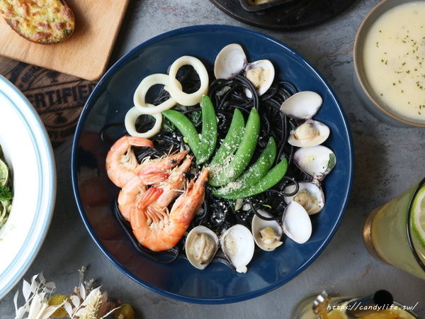 亞丁尼義式麵屋(逢甲店):台中美食│亞丁尼義式麵屋逢甲店〃台中平價好吃義大利麵推薦,還有復古英倫風裝潢也好好拍