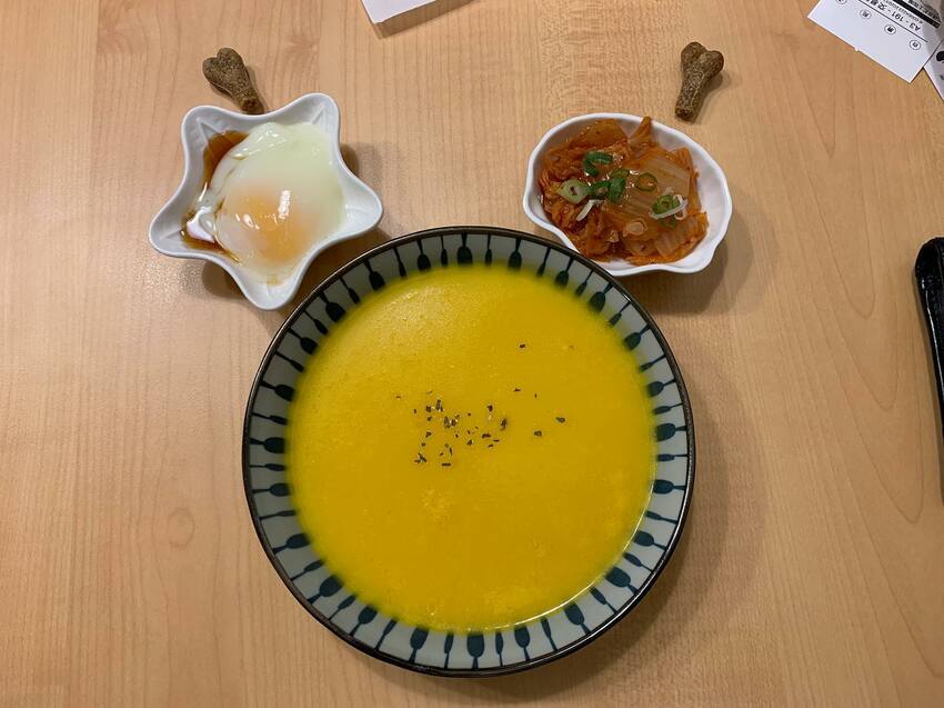 日本、澳洲和牛吃到飽。連海鮮也超新鮮不馬虎！寵物友善餐廳，連狗狗都有免費和牛吃到飽！丹尼的吃喝玩樂～