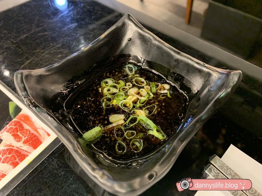 日本、澳洲和牛吃到飽。連海鮮也超新鮮不馬虎！寵物友善餐廳，連狗狗都有免費和牛吃到飽！丹尼的吃喝玩樂～