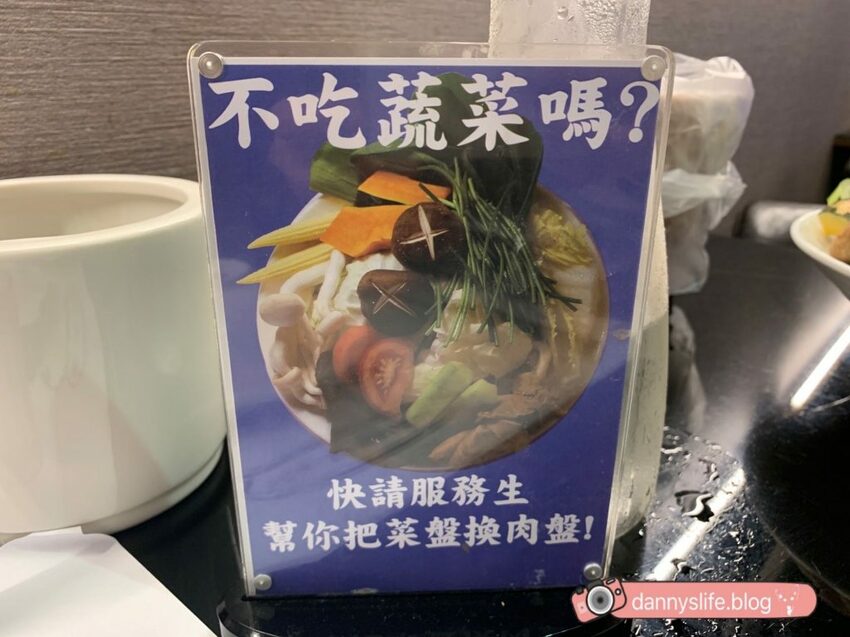 日本、澳洲和牛吃到飽。連海鮮也超新鮮不馬虎！寵物友善餐廳，連狗狗都有免費和牛吃到飽！丹尼的吃喝玩樂～