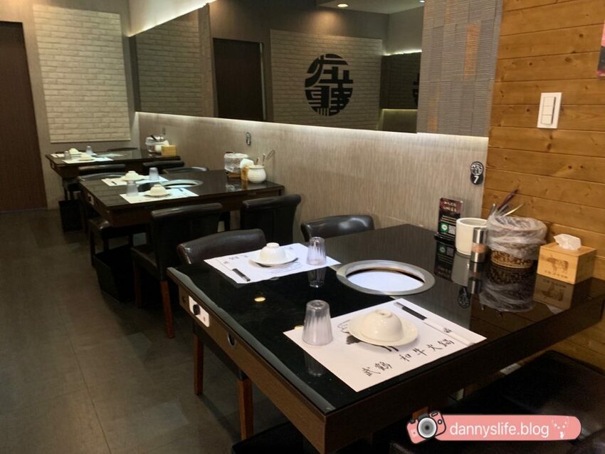 日本、澳洲和牛吃到飽。連海鮮也超新鮮不馬虎！寵物友善餐廳，連狗狗都有免費和牛吃到飽！丹尼的吃喝玩樂～