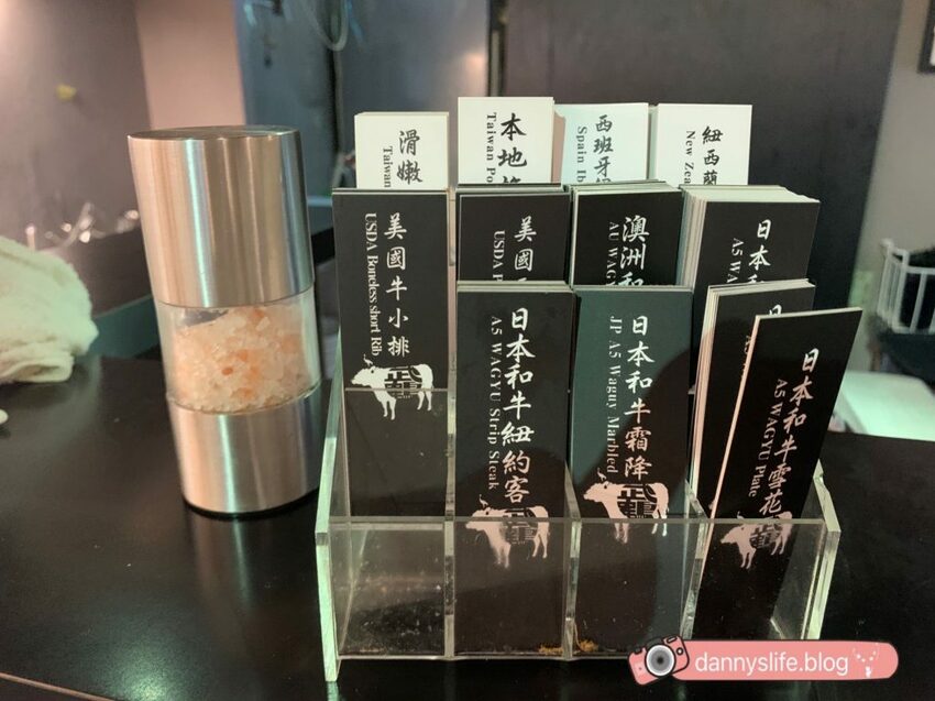 日本、澳洲和牛吃到飽。連海鮮也超新鮮不馬虎！寵物友善餐廳，連狗狗都有免費和牛吃到飽！丹尼的吃喝玩樂～