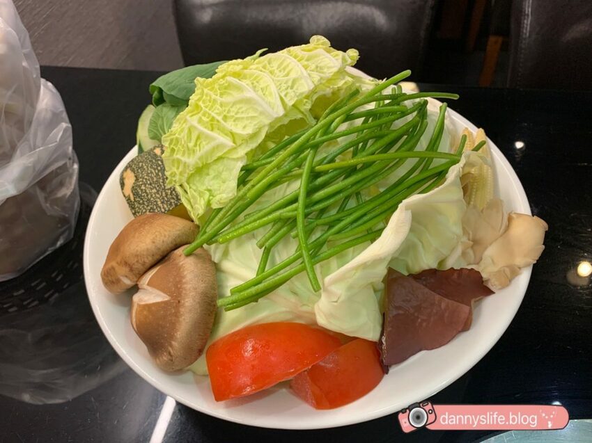 日本、澳洲和牛吃到飽。連海鮮也超新鮮不馬虎！寵物友善餐廳，連狗狗都有免費和牛吃到飽！丹尼的吃喝玩樂～