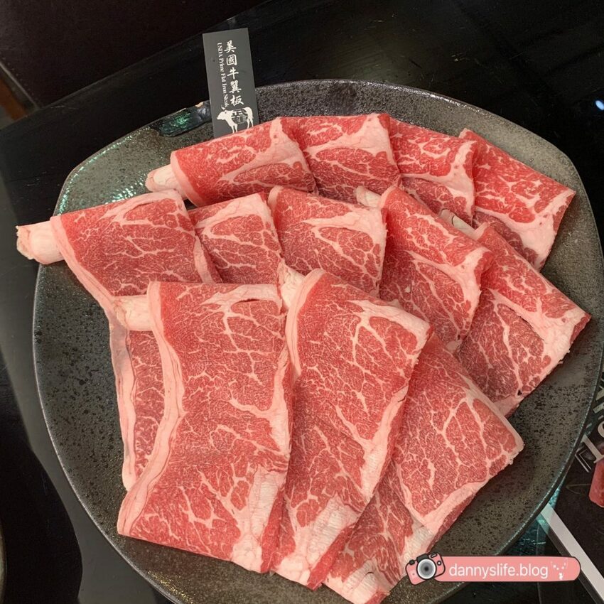日本、澳洲和牛吃到飽。連海鮮也超新鮮不馬虎！寵物友善餐廳，連狗狗都有免費和牛吃到飽！丹尼的吃喝玩樂～